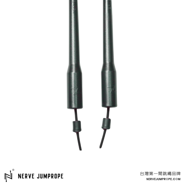 NERVE PVC速度跳繩 - 武士黑(長把) 1.重量較輕
2.快速迴旋
3.工學握把
4.卡扣鐵片、設計不易捲繩
5.適合較進階繩人

跳繩、節拍繩、膠繩、運動跳繩、燃脂、跳繩運動、快速燃脂、跳繩健身、健身、有氧運動、有氧、有氧跳繩