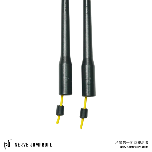NERVE PVC速度跳繩 - 武士黑(長把) 1.重量較輕
2.快速迴旋
3.工學握把
4.卡扣鐵片、設計不易捲繩
5.適合較進階繩人

跳繩、節拍繩、膠繩、運動跳繩、燃脂、跳繩運動、快速燃脂、跳繩健身、健身、有氧運動、有氧、有氧跳繩