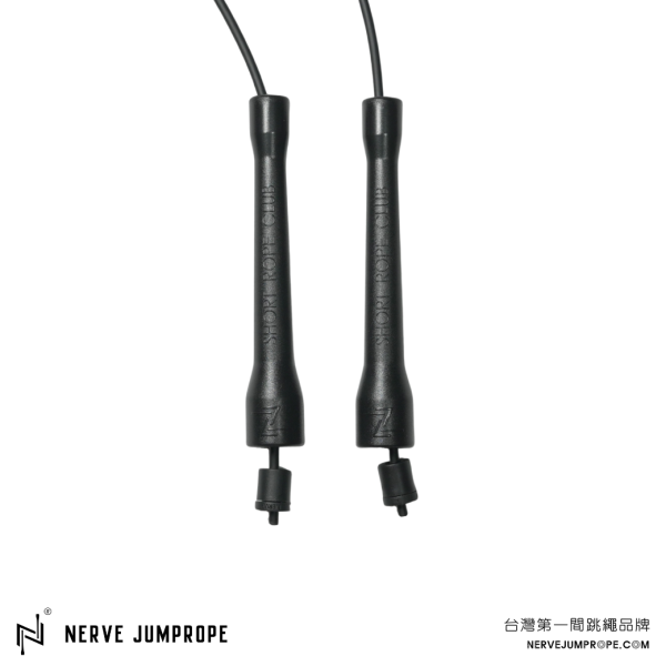 NERVE PVC速度跳繩 - 武士黑(短把) 1.重量較輕
2.快速迴旋
3.工學握把
4.卡扣鐵片、設計不易捲繩
5.適合較進階繩人

跳繩、節拍繩、膠繩、運動跳繩、燃脂、跳繩運動、快速燃脂、跳繩健身、健身、有氧運動、有氧、有氧跳繩