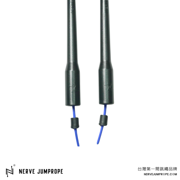 NERVE PVC速度跳繩 - 藍(黑長把) 1.重量較輕
2.快速迴旋
3.工學握把
4.卡扣鐵片、設計不易捲繩
5.適合較進階繩人

跳繩、節拍繩、膠繩、運動跳繩、燃脂、跳繩運動、快速燃脂、跳繩健身、健身、有氧運動、有氧、有氧跳繩