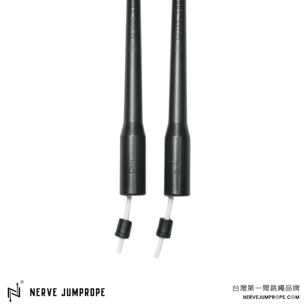 NERVE PVC速度跳繩 - 武士黑(長把) 1.重量較輕
2.快速迴旋
3.工學握把
4.卡扣鐵片、設計不易捲繩
5.適合較進階繩人

跳繩、節拍繩、膠繩、運動跳繩、燃脂、跳繩運動、快速燃脂、跳繩健身、健身、有氧運動、有氧、有氧跳繩