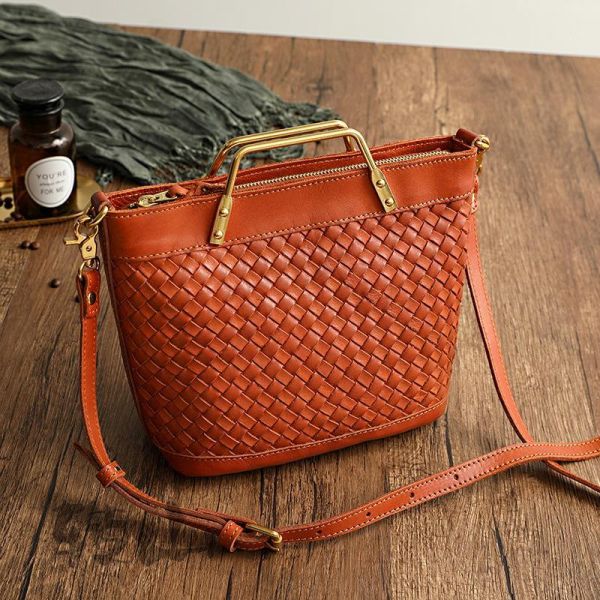 真皮手工編織女包植鞣牛皮水洗打蠟復古文創手作斜背氣質包包 職人手作原創復古植鞣真牛皮女包 FAG071-32121 台灣真皮包防水包,頂級手提包,設計師真皮夾,高品質小錢包,手工眼鏡袋零錢包,輕奢小掛袋側背包,精品皮包小方包,獨家女包後背包,免運斜背包,名牌包晚宴包