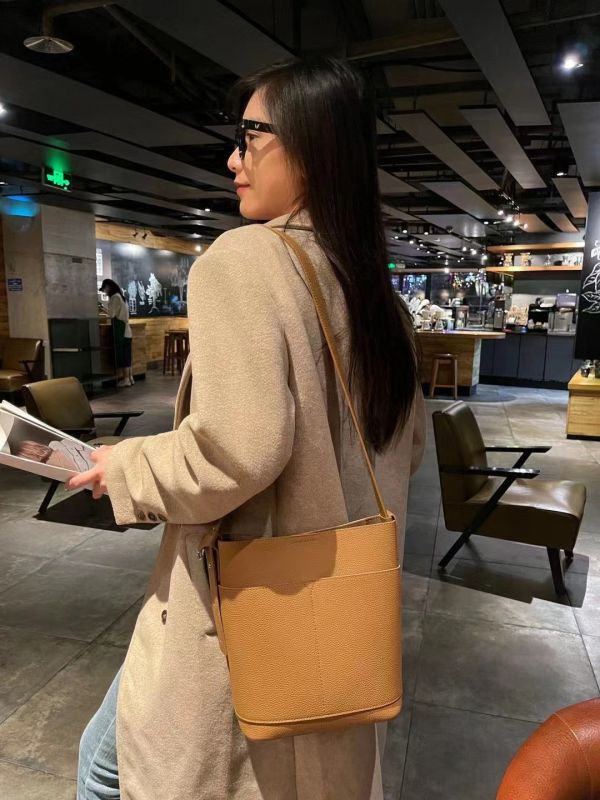 真皮女包水桶包頭層牛皮TOGO皮側背包斜背包百搭休閒通勤 義式輕奢時尚真皮革 LIS039-773 台灣真皮包防水包,頂級手提包,設計師真皮夾,高品質小錢包,手工眼鏡袋零錢包,輕奢小掛袋側背包,精品皮包小方包,獨家女包後背包,免運斜背包,名牌包晚宴包