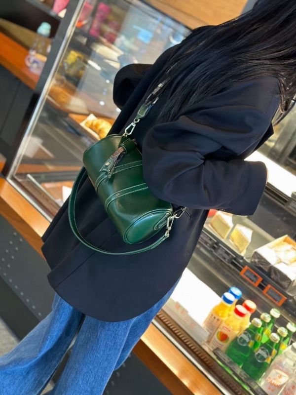 小包包新款植鞣牛皮復古枕頭包網路爆紅真皮女包斜背寬帶側背包 義式輕奢時尚真皮革 LIS006-3162 台灣真皮包防水包,頂級手提包,設計師真皮夾,高品質小錢包,手工眼鏡袋零錢包,輕奢小掛袋側背包,精品皮包小方包,獨家女包後背包,免運斜背包,名牌包晚宴包