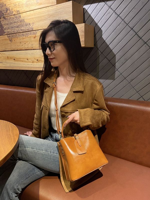 真皮女包復古植鞣牛皮水桶包女款通勤托特包網路爆紅手提斜背包 義式輕奢時尚真皮革 LIS011-778 台灣真皮包防水包,頂級手提包,設計師真皮夾,高品質小錢包,手工眼鏡袋零錢包,輕奢小掛袋側背包,精品皮包小方包,獨家女包後背包,免運斜背包,名牌包晚宴包