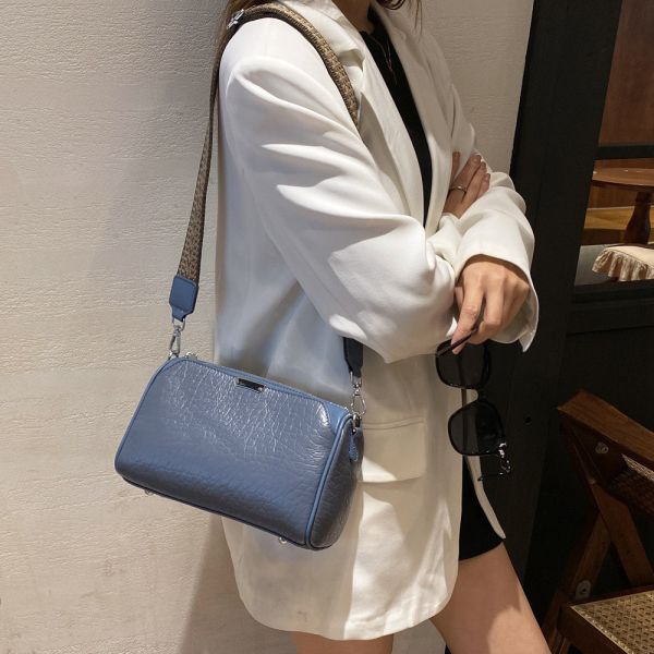 頭層泡泡紋時尚百搭小方包新款女包真皮網路爆紅側背斜背包小 義式輕奢時尚真皮革 LIS076-8870 台灣真皮包防水包,頂級手提包,設計師真皮夾,高品質小錢包,手工眼鏡袋零錢包,輕奢小掛袋側背包,精品皮包小方包,獨家女包後背包,免運斜背包,名牌包晚宴包