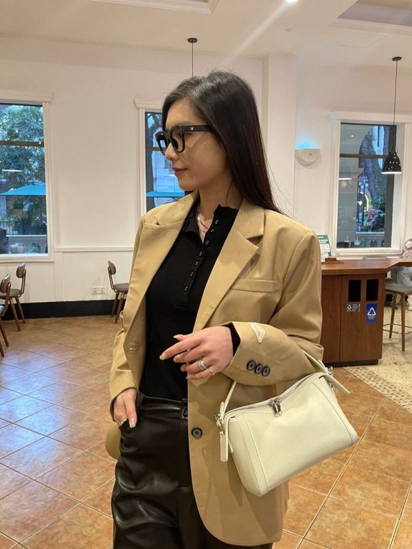 休閒百搭頭層小牛皮斜背包女網路爆紅時尚小方包高級感手提包 義式輕奢時尚真皮革 LIS033-856 台灣真皮包防水包,頂級手提包,設計師真皮夾,高品質小錢包,手工眼鏡袋零錢包,輕奢小掛袋側背包,精品皮包小方包,獨家女包後背包,免運斜背包,名牌包晚宴包