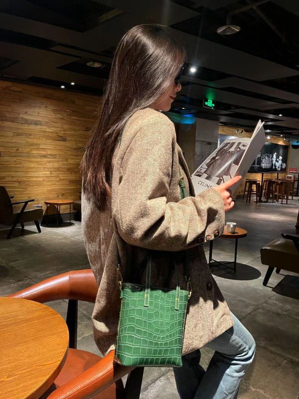 植鞣頭層牛皮鱷魚紋水桶包手提斜背包真皮手提包休閒氣質格紋 義式輕奢時尚真皮革 LIS145-833 台灣真皮包防水包,頂級手提包,設計師真皮夾,高品質小錢包,手工眼鏡袋零錢包,輕奢小掛袋側背包,精品皮包小方包,獨家女包後背包,免運斜背包,名牌包晚宴包