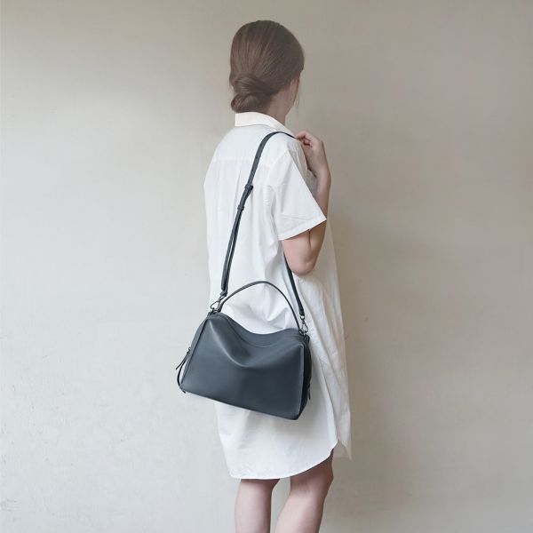 DTB｜Valley 方型軟包 - 霧灰藍 斜背,單肩,手提,方包,多用,設計大獎,中性,經典,優雅,真皮,原創,設計師,台灣設計,皮革,輕軟,質感,