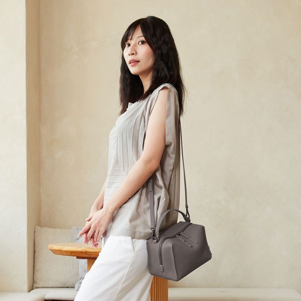 DTB｜Valley 迷你方型軟包 - 天空灰 斜背,單肩,手提,方包,多用,設計大獎,中性,經典,優雅,真皮,原創,設計師,台灣設計,皮革,輕軟,質感,