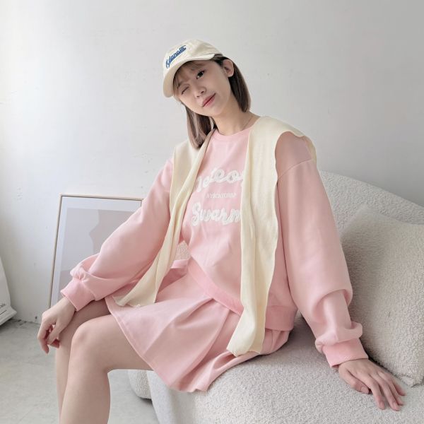 披肩草寫英文寬折裙裝 