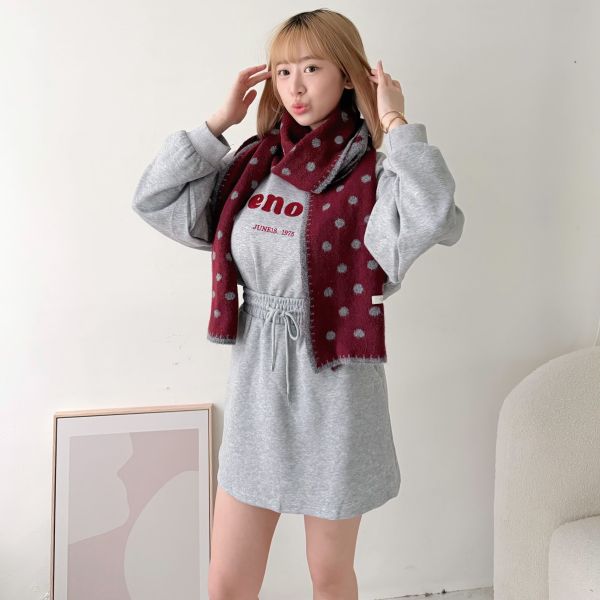 圓點圍巾裙裝 