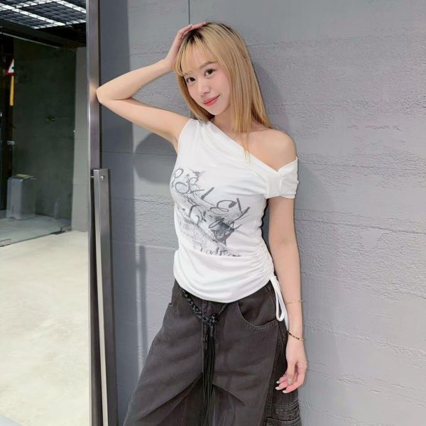 斜邊扭結塗鴉上衣 