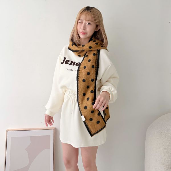 圓點圍巾裙裝 