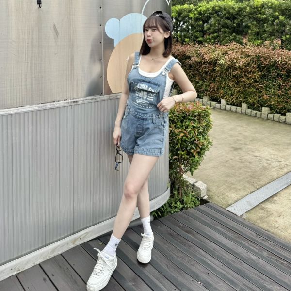 英文吊帶短褲 