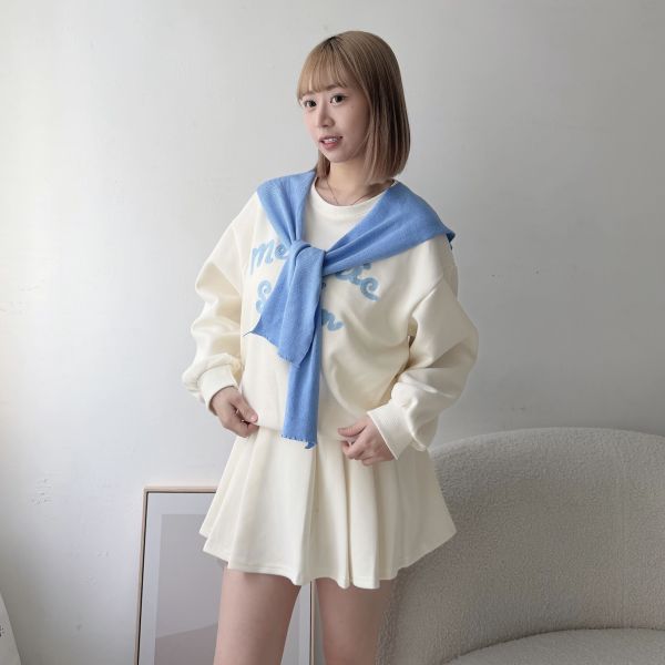 披肩草寫英文寬折裙裝 