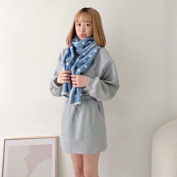 圓點圍巾裙裝 