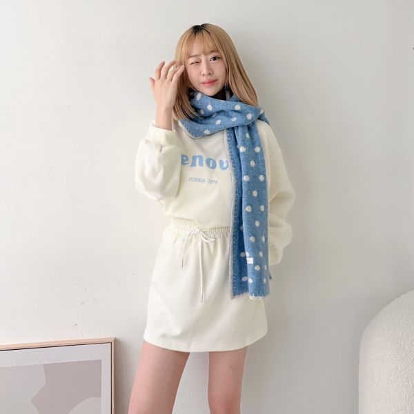 圓點圍巾裙裝 