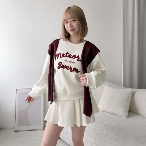 披肩草寫英文寬折裙裝 