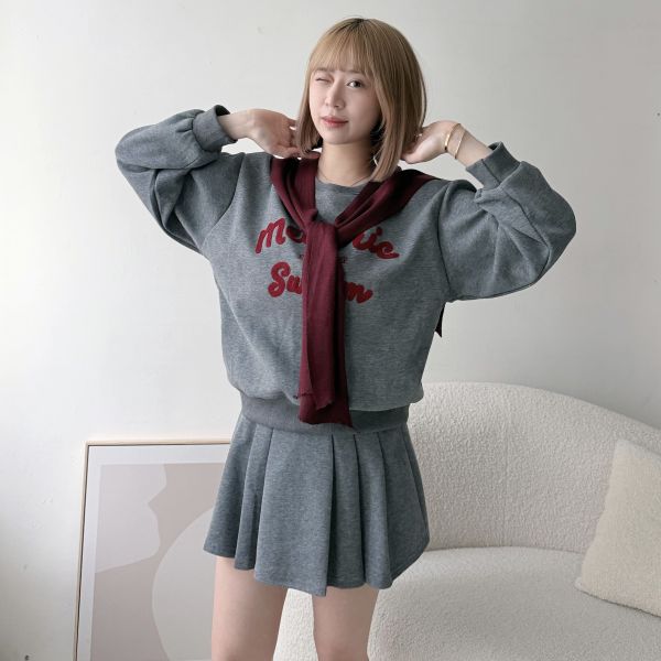 披肩草寫英文寬折裙裝 