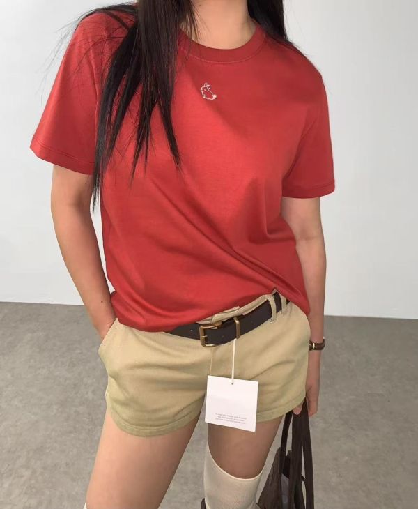 兔然日常｜刺繡小兔短袖上衣 女裝短袖,棉質T恤,文青上衣,刺繡圖案,兔子T恤,小兔刺繡,日常穿搭,休閒女裝,夏季上衣