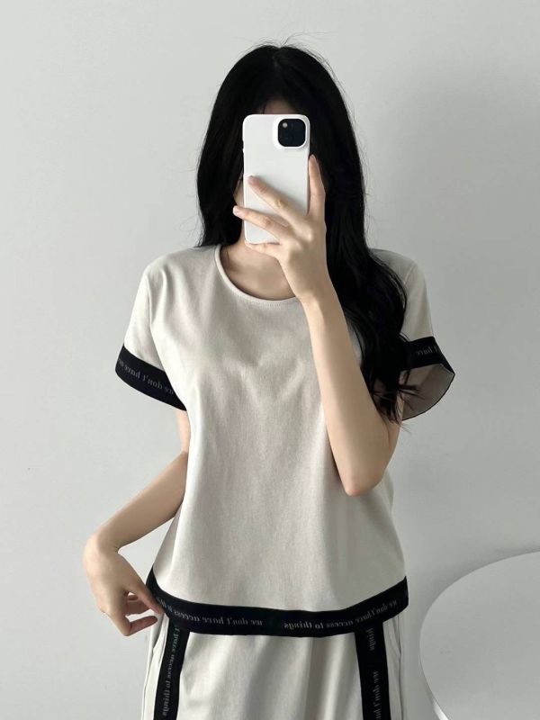 棉質線條休閒套裝 休閒套裝,棉質套裝,居家套裝,居家休閒服,棉質休閒服,線條套裝,休閒服,居家運動服,運動服,運動套裝,面料柔軟,細膩滑順,寬鬆套裝,寬鬆版型,舒適套裝,舒適休閒服,寬鬆休閒服,修飾身形