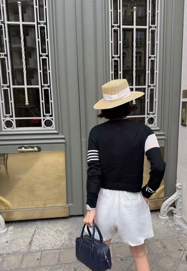 幾何鏤空針織上衣 鏤空針織上衣,條紋針織,拼接針織,設計感上衣,設計感針織,秋冬上衣,極簡針織,韓系針織,質感女裝