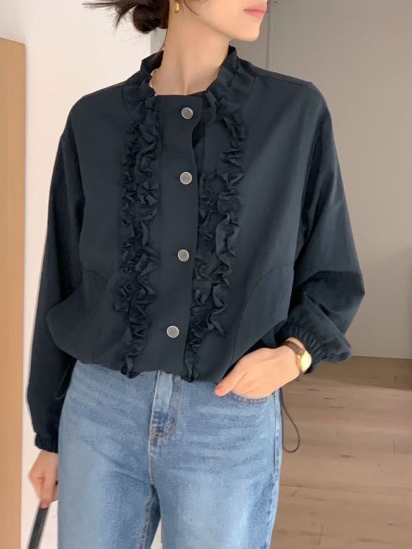 繁花綴飾荷葉立領外套 荷葉邊外套,立領上衣,荷葉設計上衣,氣質外套,層次感上衣,金釦外套,輕盈外套,優雅百搭上衣