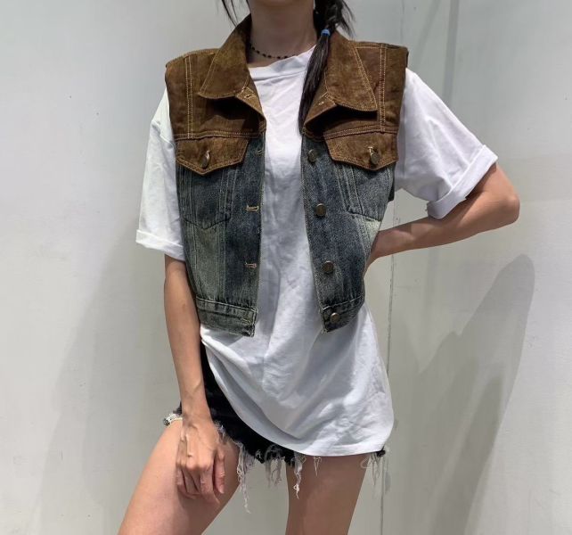 復古撞色拼接牛仔背心 牛仔背心,拼接牛仔外套,復古丹寧背心,街頭風外套,層次感單品,無袖牛仔外套,率性女裝,韓系牛仔背心,秋季外搭推薦
