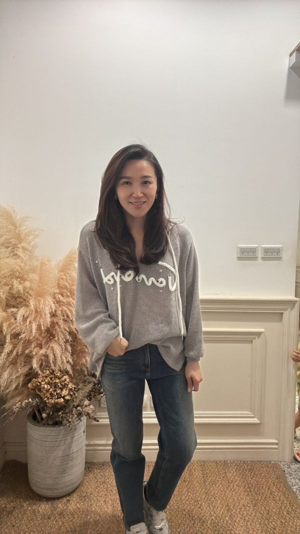 溫柔灰系慵懶針織衫 灰色針織衫,韓系連帽上衣,秋冬針織上衣,慵懶風穿搭,針織連帽衫,寬鬆針織上衣,韓系女裝,日常休閒穿搭,氣質針織衫