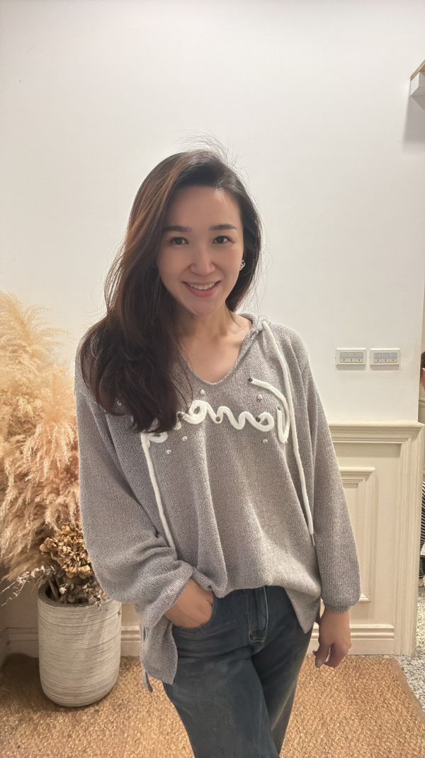 溫柔灰系慵懶針織衫 灰色針織衫,韓系連帽上衣,秋冬針織上衣,慵懶風穿搭,針織連帽衫,寬鬆針織上衣,韓系女裝,日常休閒穿搭,氣質針織衫