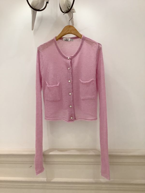 柔雲質感・珍珠釦針織上衣 針織上衣,珍珠釦上衣,氣質針織衫,開襟針織外套,通勤穿搭,日常穿搭,秋冬上衣,氣質毛衣,溫柔系穿搭,品牌女裝