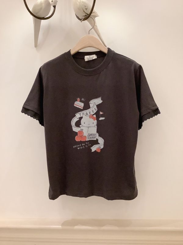 凱蒂貓手繪感插畫T恤 凱蒂貓, Hello Kitty, 手繪, 插畫T恤, 短袖T恤, 復古, 可愛, 蕾絲邊, 印花T恤, 女裝T恤, 休閒上衣, 個性穿搭, 文藝風, 親膚棉質