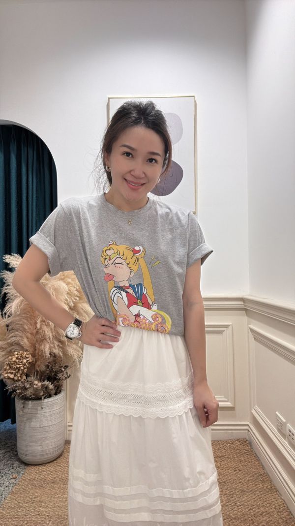 漫系女孩的午後穿搭 漫畫T恤,蕾絲長裙,漫系穿搭,正韓穿搭,日系風格,T恤穿搭,女孩長裙穿搭,日常穿搭推薦,休閒甜美穿搭,俏皮風穿搭