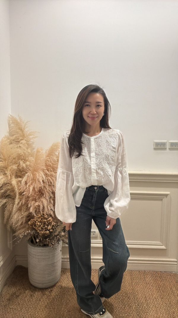 呢喃花影．立體刺繡長袖上衣 刺繡上衣,長袖上衣,韓系上衣,氣質上衣,花卉刺繡,立體刺繡,雪紡上衣,泡泡袖上衣,韓國女裝,氣質穿搭