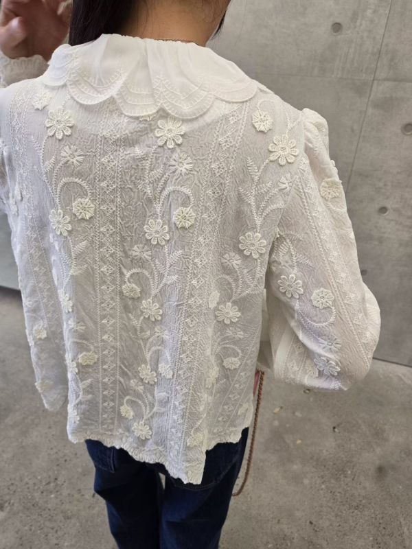 立體花蕾絲荷葉上衣 韓系上衣,荷葉上衣,蕾絲襯衫,立體花刺繡上衣,浪漫上衣,氣質上衣,韓國女裝,秋冬新款上衣,通勤穿搭