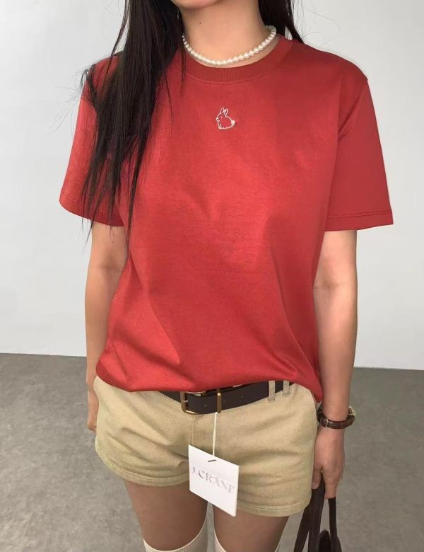 兔然日常｜刺繡小兔短袖上衣 女裝短袖,棉質T恤,文青上衣,刺繡圖案,兔子T恤,小兔刺繡,日常穿搭,休閒女裝,夏季上衣