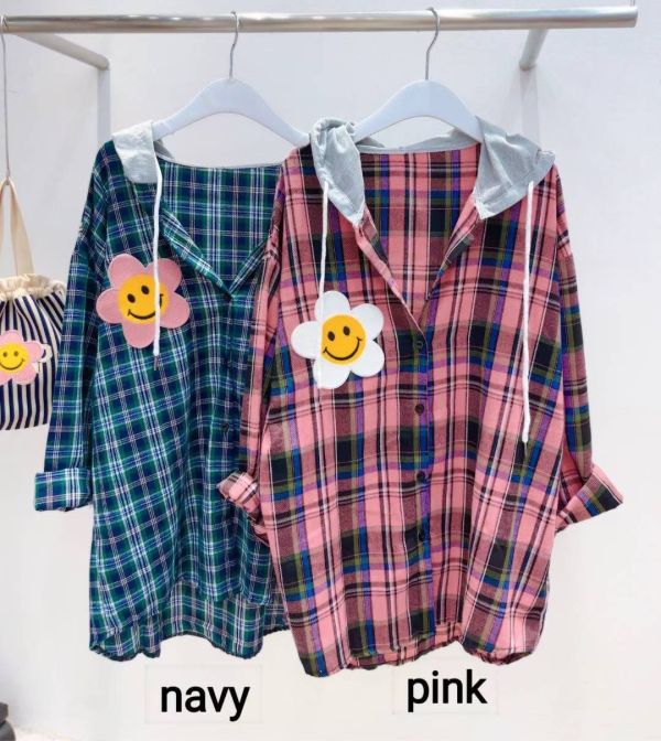 微笑格紋襯衫 格紋襯衫,寬版襯衫,秋冬襯衫,刺繡襯衫,微笑花刺繡,韓系女裝,格紋穿搭,可愛襯衫,層次穿搭,正韓襯衫
