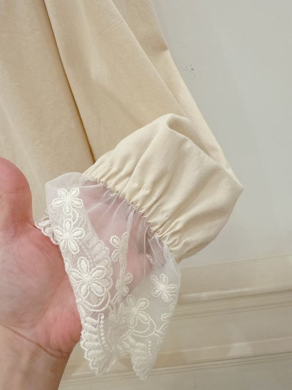 浪漫田園刺繡娃娃上 蕾絲上衣,法式上衣,刺繡上衣,娃娃領上衣,優雅氣質上衣,長袖上衣,透膚蕾絲袖,百搭上衣,溫柔風上衣,雕花蕾絲