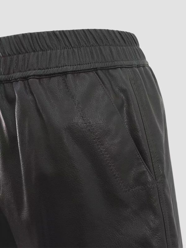 霧光柔皮短褲 皮短褲,霧面皮革,高質感短褲,挺版剪裁,鬆緊腰短褲,時尚皮褲,秋冬短褲,正韓皮褲,街頭穿搭,俐落風格