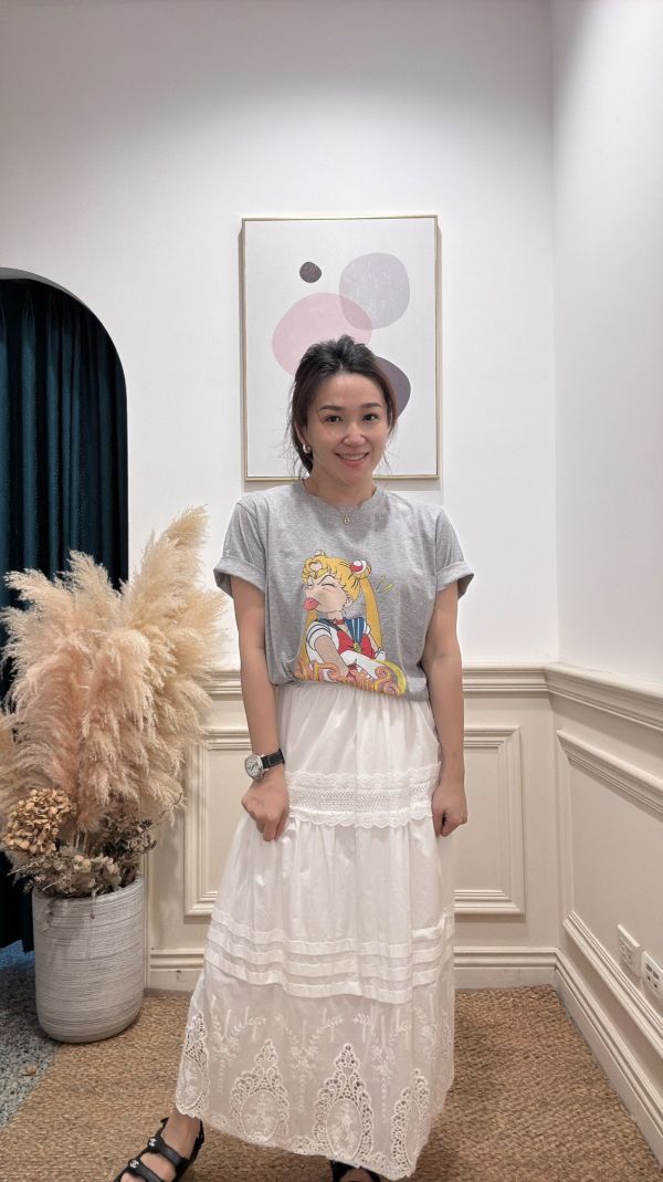 漫系女孩的午後穿搭 漫畫T恤,蕾絲長裙,漫系穿搭,正韓穿搭,日系風格,T恤穿搭,女孩長裙穿搭,日常穿搭推薦,休閒甜美穿搭,俏皮風穿搭