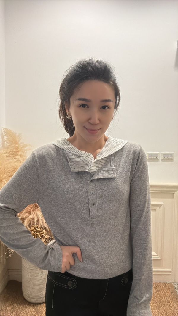 雙領層次設計針織上衣 雙領上衣,層次針織上衣,灰色針織衫,韓系上衣,氣質女裝,秋冬針織上衣,通勤穿搭,百搭上衣