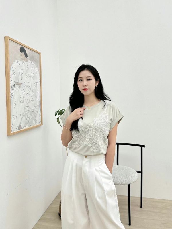 蕾絲刺繡層光短袖上衣 蕾絲短袖上衣,立體刺繡上衣,文青風穿搭,層次感上衣,氣質女裝,反摺袖上衣,溫柔風上衣,韓系文藝風,優雅蕾絲上衣,夏季短袖推薦