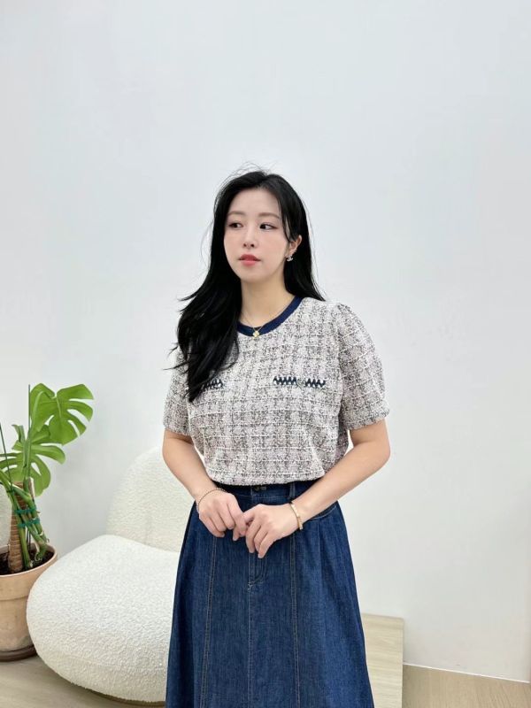 典雅織紋拼接短袖上衣 織紋短袖上衣,韓系女裝,拼接短袖上衣,氣質上衣,優雅女裝,通勤穿搭,約會穿搭,層次感女裝