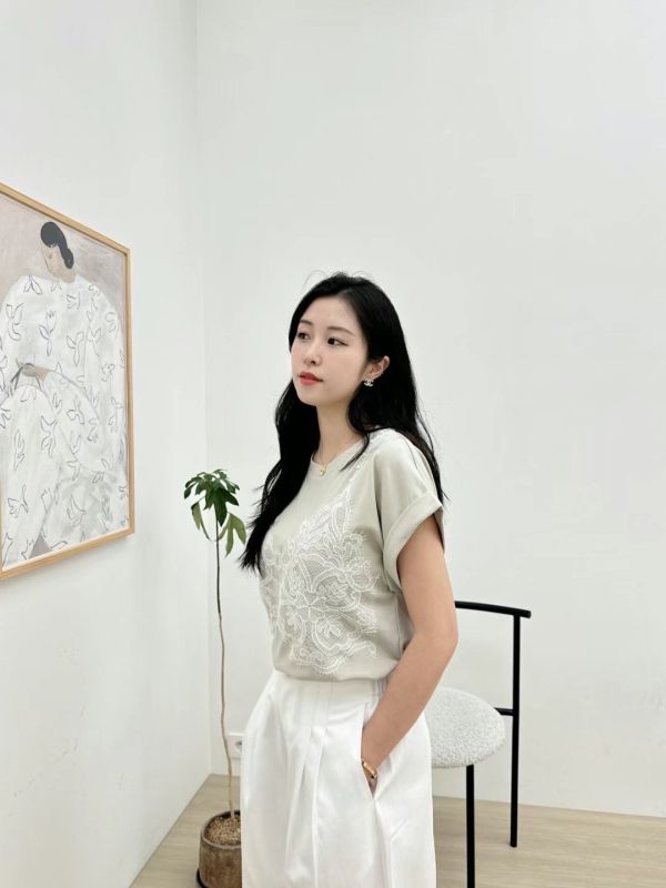 蕾絲刺繡層光短袖上衣 蕾絲短袖上衣,立體刺繡上衣,文青風穿搭,層次感上衣,氣質女裝,反摺袖上衣,溫柔風上衣,韓系文藝風,優雅蕾絲上衣,夏季短袖推薦