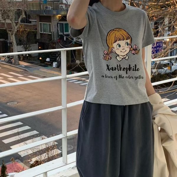 俏皮女孩插畫Tee 插畫T恤,女孩圖案Tee,童趣風上衣,棉質短袖,俏皮T恤,簡約風穿搭,個性圖案Tee,日系插畫T,