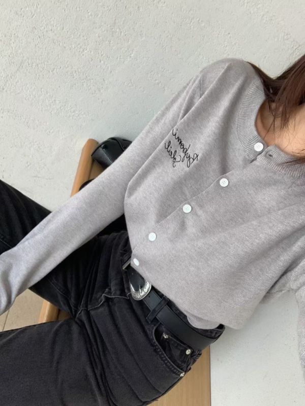法式小眾刺繡針織罩衫 針織罩衫,刺繡針織衫,袖口刺繡,法式穿搭,小眾設計,秋冬外套,百搭針織,親膚上衣,氣質罩衫,文青風穿搭,韓系針織衫
