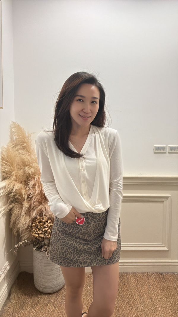 柔光綻放・交疊垂墜上衣 垂墜上衣,修身上衣,氣質女裝,百搭上衣,高雅穿搭,顯瘦上衣,秋冬新款上衣,品牌女裝