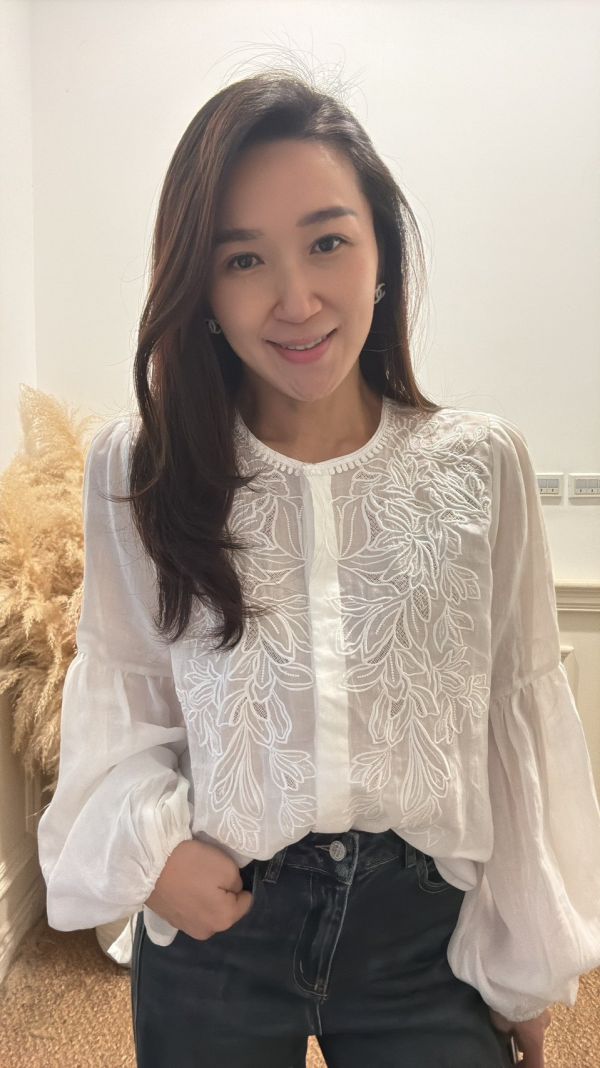 呢喃花影．立體刺繡長袖上衣 刺繡上衣,長袖上衣,韓系上衣,氣質上衣,花卉刺繡,立體刺繡,雪紡上衣,泡泡袖上衣,韓國女裝,氣質穿搭