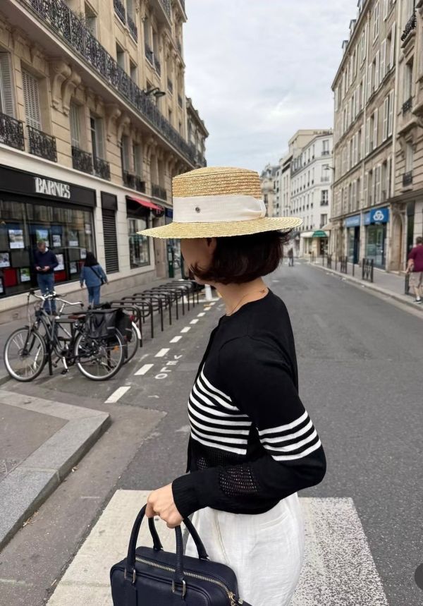 幾何鏤空針織上衣 鏤空針織上衣,條紋針織,拼接針織,設計感上衣,設計感針織,秋冬上衣,極簡針織,韓系針織,質感女裝